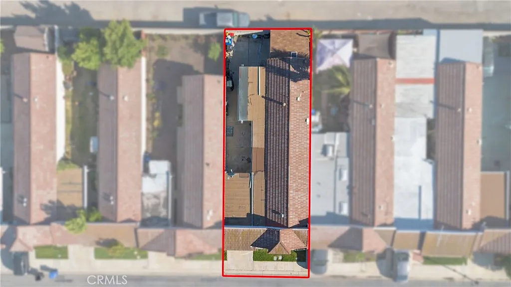Aerial view of house with red boundary surrounded by neighboring houses, real estate.